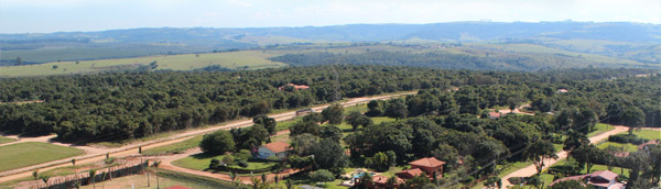 É um prazer ter você e sua família conosco. Agora você tem o
			cenário perfeito para construir sua casa de campo em uma região belíssima, de clima agradável e muito verde.
			Vai poder desfrutar de dois clubes completos para o lazer e prática de esportes, com paisagens que são
			verdadeiros cartões postais. Tudo com segurança e monitoramento 24 horas e a tranquilidade de estar
			em um dos melhores loteamentos de lazer do País, administrado pela Momentum  A MAIOR EMPRESA DE
			LOTEAMENTOS DE LAZER DO BRASIL.