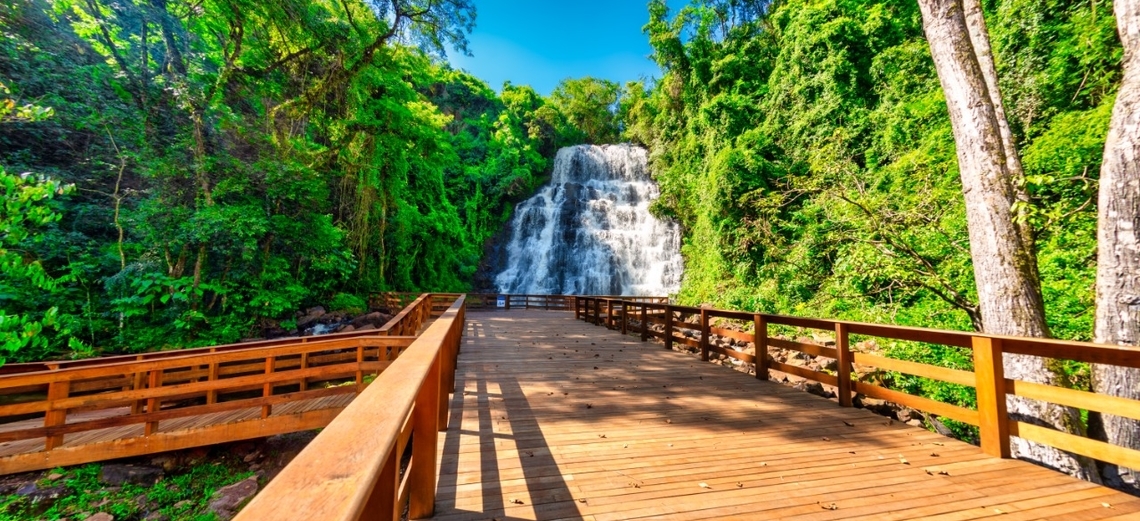 Cascata Águas de Santa Bárbara é opção de passeio para curtir feriados de abril