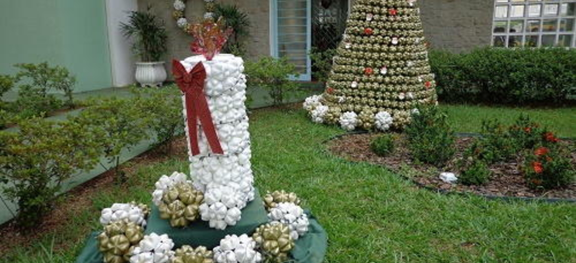 Jardim enfeitado para o fim de ano