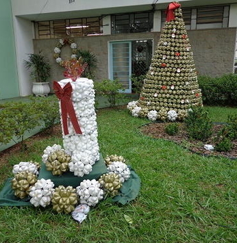 Jardim enfeitado para o fim de ano