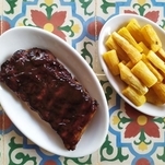 Costelinha ao barbecue com porção de mandioca frita