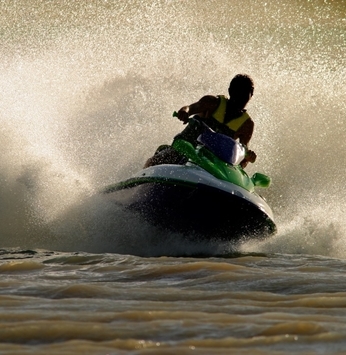 Riviera XIII sediará curso para quem deseja conduzir barco a motor, a vela ou jet-ski