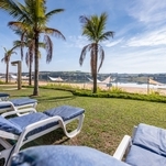 Área de estar com vista para a represa