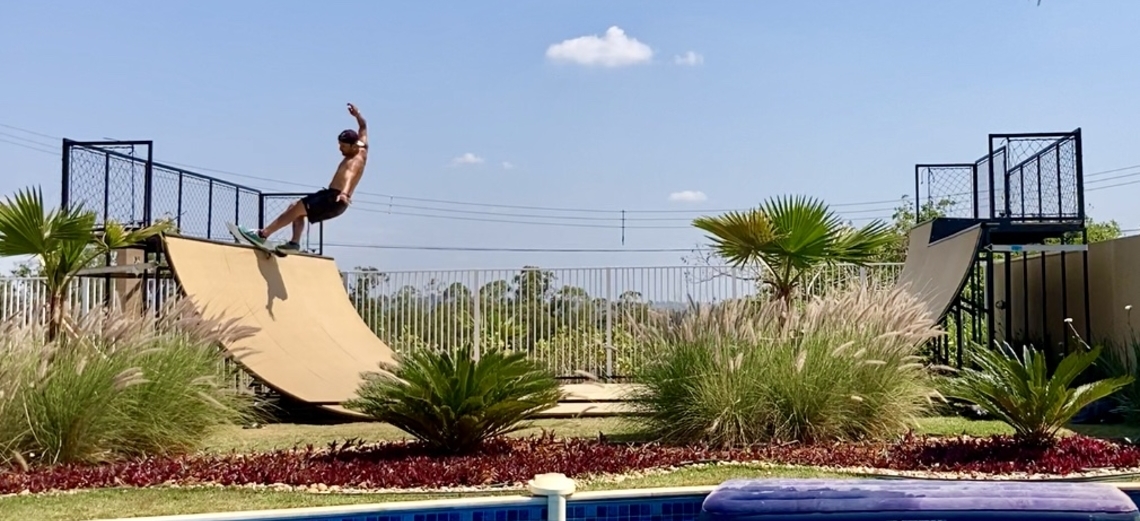 Proprietário no Ninho I instala rampa de skate no quintal da sua casa de campo