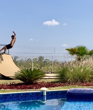 Proprietário no Ninho I instala mini rampa no quintal da sua casa de campo