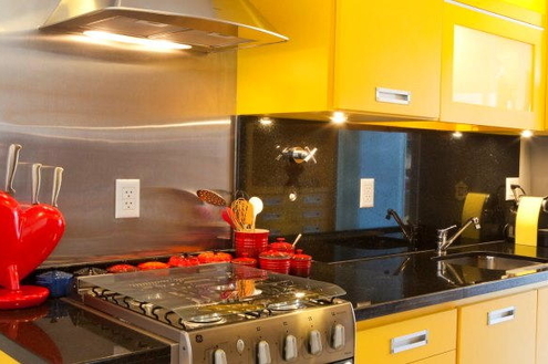 Ouse na decoração com o estilo color block