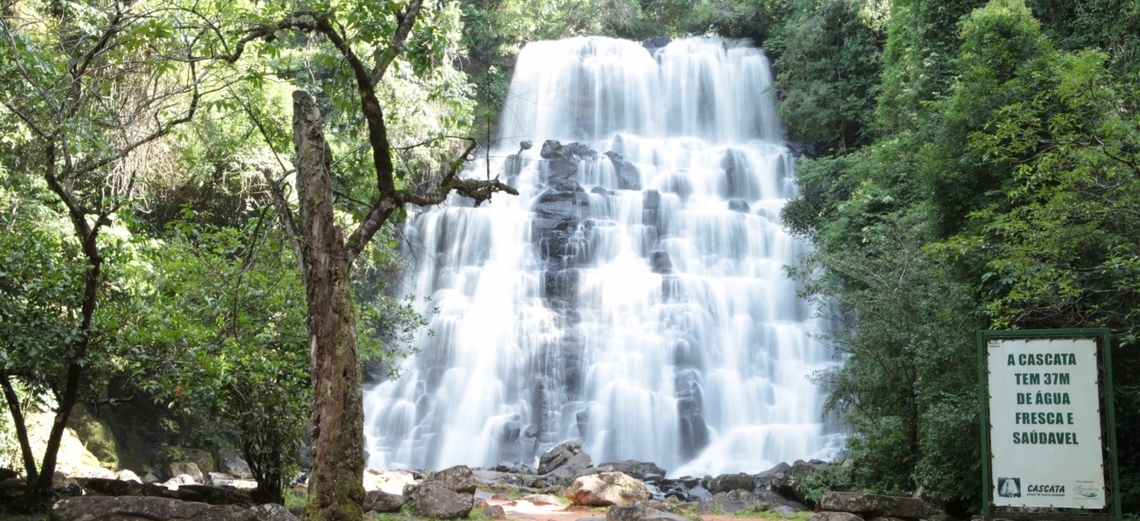 Cascata próxima ao Ninho Verde II é ótima opção de lazer neste calor