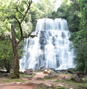 Cascata próxima ao Ninho Verde II é ótima opção de lazer neste calor