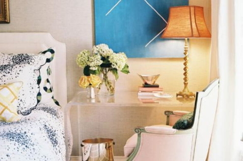 Decore o quarto com mesas de cabeceira