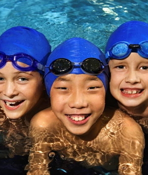 Crianças e adultos aproveitam as aulas de natação no clube Sabiás
