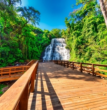 Cascata Águas de Santa Bárbara é opção de passeio para curtir feriados de abril