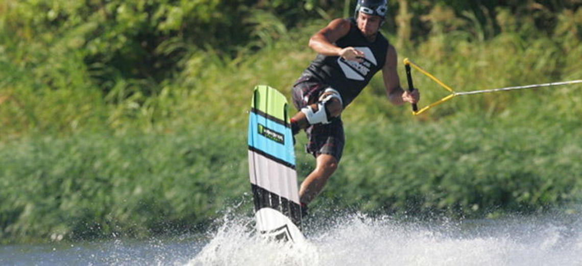 Campeões de Wakeboard treinam na Represa de Jurumirim