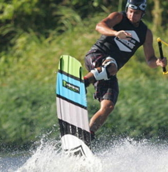 Campeões de Wakeboard treinam na Represa de Jurumirim