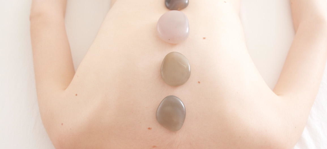 Saiba mais sobre a técnica da massagem com pedras quentes